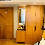 Maywood Hotell 4*