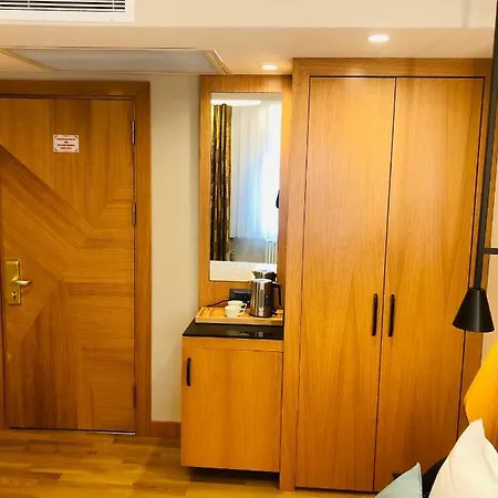 Maywood Hotel 4*