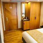 Hotel Maywood 4*